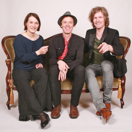 Trio Tsching auf dem Sofa Trio Tsching Sofabild